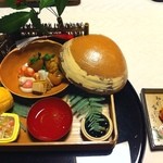 Arima Onsen Ginsuisou Chouraku - 有馬温泉兆楽。
                        
                        従業員の方達の接客がホスピタリティに溢れていて、とても気持ちよく過ごせました。
                        お正月なのに、部屋食でこの料金。もちろんお湯も良かったです。
                        
                        夕食は、お正月らしいお品が並び、神戸牛の石鍋焼きも美味しく、お酒が進みました。