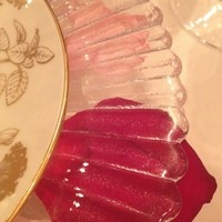 モナリザ 丸の内店 - プレートとの間には生花の花びらが挟んであります