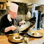 仁修樓 - ◎オープンキッチンが間近に見えるライブ感たっぷりのカウンター席は特等席である。