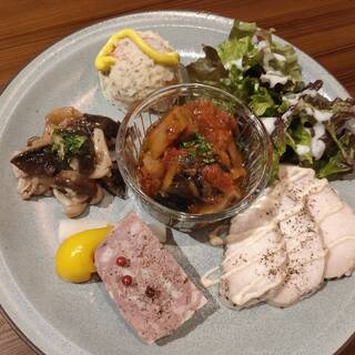 ビールに合う多彩な料理をご提供。ペアリングもご提案します♪