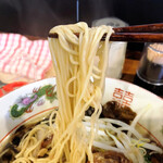 拉麺大公 - 【限定D】熊本みたいな豚骨ターローメン、麺リフトアップ