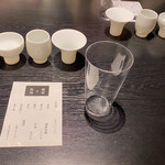 酒肴 大阪まんぷく堂 - ３つのお猪口と和らぎ水用のグラス