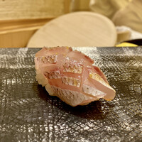 鮨　日本橋　鰤門 - 山口産の春子鯛昆布締め
                    米酢のシャリのまろやかな甘みがしっとりとした春子鯛に合います。