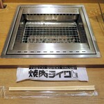 焼肉ライク - この窪みにトレーがピッタリ嵌る