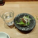 渋三魚金 - 三岳お湯割り600円+お通しの肉味噌厚揚げ350円