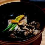 温石 - 煮物椀　甘鯛、しめじ、ほうれん草。塩して脱水された甘鯛の旨みが冴えている。甘鯛大好き♡