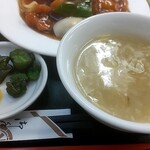 香港風中華料理　好再来 - 香港風酢豚定食の中華スープと漬物