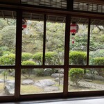 花月 - 右手に白梅　見頃まであと一歩　前面の岩肌のツツジが見事だそうです。