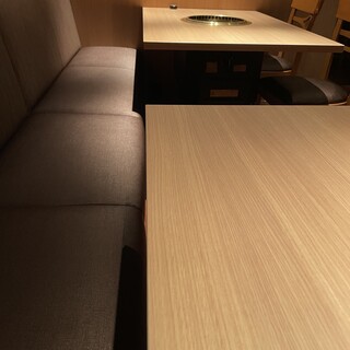 4名様までご利用いただけます。仕切ると半個室としてご利用できます。