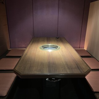 6名様までご利用いただけます。仕切りがあり、半個室とほぼ個室があります。