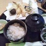 双葉 - 天ぷら盛り合わせ定食 800円(税込)(2022年2月14日撮影)