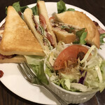 クリスティー - 期待を裏切らないBLTサンド！
                                ベーコンがドラクエのミミックの如くはみ出すボリューム