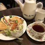 クリスティー - もはやサンドイッチ目的と言ってもいい再訪
                                付いてくるサラダも美味しいんですよ。