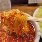 広島風冷しつけ麺・楽 - 真っ赤に染まる中細ウェーブ麺