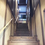 味彩 のと与 - 食事処に上がる階段