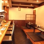 旬菜 天ぷら 有馬 - 店内は18席と決して広くありませんが、本格和食をゆっくり寛いで楽しめる空間。会社帰りや大人のデートシーンに◎
