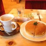 コメダ珈琲店 - たっぷりカフェオレとエッグバンズ
            
            キタムラに写真取りに来たついでに寄った^ ^