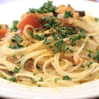 トラットリア イル レガーロ - レガーロランチコース
                    スモークサーモンと大根のスパゲッティ カラスミパウダー添え