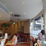 LE CAFE DOUTOR - 外の明かりが入り、明るい二階。