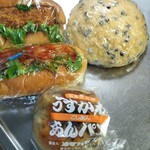 メイカセブン - 左上から：カニクリームコロッケパン280円メロンパン135円うすかわあんパン215円フランクサンド280円