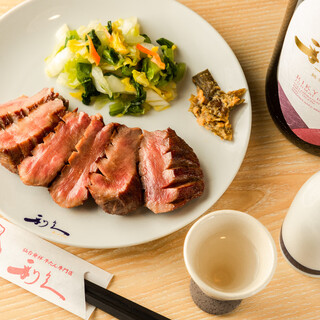 Enjoy Toshihisa's special beef tongue, grilled all at once over charcoal.