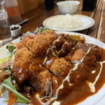 創作洋食屋 タムノス・樹 - チキンカツのランチ(1000円)デミグラスソースのお味しっかり目です。おいしかった