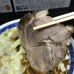 中華そば 亀喜屋 - かなり大ぶりなチャーシューをリフト