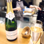 Etape - ◉ Laure d'Echarmes Brut
            AOC : Champagne
            Pinot Noir, Chardonnay, Pinot Meunier