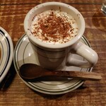 ホワイトバード コーヒー スタンド - ティラミスラテ750円✨熱いラテに冷たいクリーム部分の温度差も愉しめるスイーツドリンクです♪