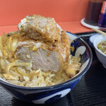 伊勢屋 - 真ん中のお肉の厚さは、もはやご飯の深さと同じ！