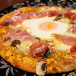帕尔马产生火腿和鸡蛋、蘑菇的卡布里乔萨