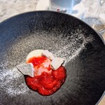 La Brianza - パンナコッタ苺のソース苺のメレンゲと。メレンゲのサクサクの歯ざわりが軽快で、たっぷり果肉の苺ソースがとても贅沢な美味しさ♡ いつものディカフェコーヒーと