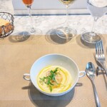 La Brianza - ホワイトアスパラガスポタージュ軽く炙ったホタテパクチースプラウト。ポタージュがふんわりまろやかな口当たりで美味しくてびっくり!! ホタテとのマッチングもバッチリ素晴らしかったわ