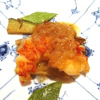 ワキヤ 一笑美茶樓 - 少し前に、母とランチに出かけ、この日は二回目。
                海外赴任中の友人が、現地では美味しい中華がないと言うことで、脇やを選びました。
                ワインを合わせたかったのだけど、手の届くお値段のものがなくて断念。
                紹興酒も然り。
                お酒も楽しみな者としては、そこだけが残念でした。