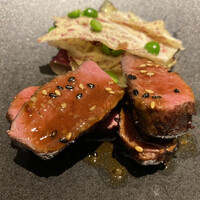 ウラノ - 蝦夷鹿の燻製、黒胡麻と白胡麻のソース、カステルフランコのサラダ