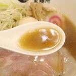 吉み乃製麺所 - まずはスープを飲んでみると、キレの良い魚介系の旨味と香りがいの一番に感じられ、あとからパワフルな豚骨と思われる旨味が効いてウマウマ！