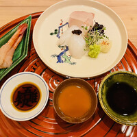 馬車道 大かわ - 刺身: 真鯛　アオリイカ　甘エビ　真ん中の　　　　黄身醤油でいただくのが美味しかったです！