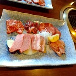 黒毛和牛焼肉と本格もつ鍋 山樹 - ランチのお肉