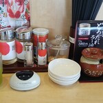 丸源ラーメン - テーブルセット、冷たいお茶