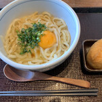 Take Zo - 釜玉うどん大＋お稲荷さん　715円