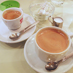 カフェ フラワー - ホットコーヒーとエスプレッソ。