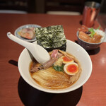 酒肴場 屯 - 【限定】生姜香る烏賊干し中華蕎麦（味玉入り）¥900