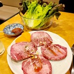 焼肉 東京山 - 厚切りタン塩とサンチュ