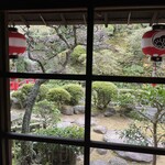 花月 - 左手に紅梅　散りかけ