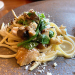 クッチーナ ベジターレ クォーレリッコ - 鶏モモのコンフィーときのこの白ワイン風味スパゲッティー