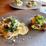 クッチーナ ベジターレ クォーレリッコ - ホタルイカと菜の花のアーリオーリオと鶏モモのコンフィーときのこの白ワイン風味スパゲッティー