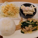 Kafe Ando Bisutoro Buu - 令和4年2月
                        本日のランチ
                        豚とヤサイのオイスターソース炒め＋サラダ＋小鉢＋ご飯＋スープ＋デザート 750円