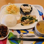 カフェ&ビストロ Vous - 令和4年2月
            本日のランチ
            豚とヤサイのオイスターソース炒め＋サラダ＋小鉢＋ご飯＋スープ＋デザート 750円