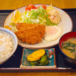 みやこ食堂 - 〇手作りメンチと目玉焼きの定食