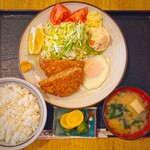 みやこ食堂 - 〇手作りメンチと目玉焼きの定食